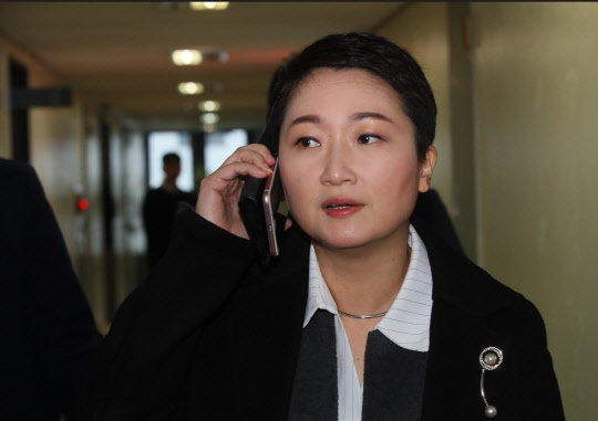 미래를 향한 전진 4.0(전진당) 창당준비위원장인 이언주 의원이 지난 6일 서울 여의도 한양빌딩 내 사무실에서 열린 시무식에 참석하며 누군가와 통화하고 있다. 연합뉴스